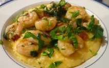 Креветки з м’якою, ніжною кукурудзяною кашею кашею