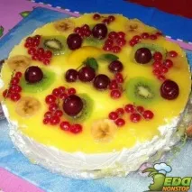 Ніжний сирний торт з фруктами. фруктами