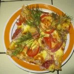 Піца з ковбасою та помідорами піца