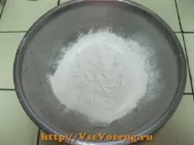 Піца з ковбасою та помідорами ковбасою помідорами