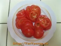 Піца з ковбасою та помідорами ковбасою помідорами