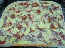 Піца з ковбасою та помідорами ковбасою