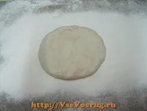 Піца з ковбасою та помідорами ковбасою помідорами