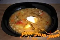 Розсольник з перловкою та огірками. перловкою