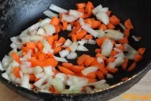 Розсольник з перловкою та огірками. перловкою