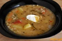 Розсольник з перловкою та огірками. розсольник