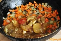 Розсольник з перловкою та огірками. перловкою