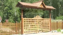 Різьблений дерев’яний паркан зі штакетника дерев