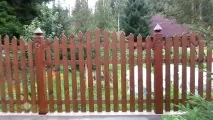 Різьблений дерев’яний паркан зі штакетника дерев