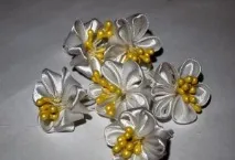 Гумочка для волосся Полуничка технікою канзаші, з фото полуничка