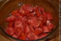 Салат з помідорів з сиром та сливами. сиром