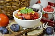 Салат з помідорів з сиром та сливами. салат