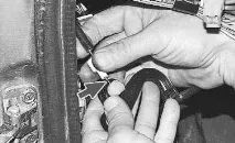 Зняття та встановлення капота, замка капота та запобіжного гачка, регулювання положення замку замка