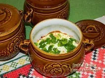 Соковитий гусак з рисом у горщиках. гусак