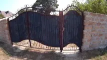 Ворота з хвірткою для приватного будинку. ворота