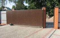 Ворота з хвірткою для приватного будинку. приватного