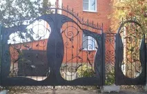 Ворота з хвірткою для приватного будинку. хвірткою