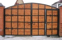 Ворота з хвірткою для приватного будинку. хвірткою