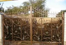 Ворота з хвірткою для приватного будинку. приватного