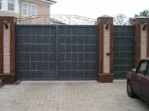 Ворота з хвірткою для приватного будинку. хвірткою