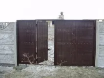 Ворота з хвірткою для приватного будинку. приватного