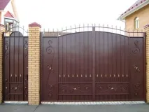 Ворота з хвірткою для приватного будинку. ворота