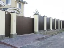 Ворота з хвірткою для приватного будинку. хвірткою