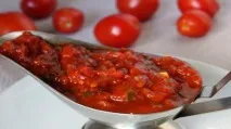 Смачний соус із помідорів з горіхами на зиму зиму