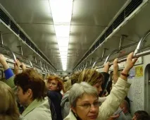 Ось так і їдуть вони до метро він сидить, вона стоїть вони