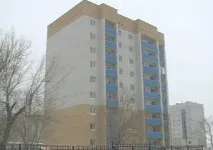 починається