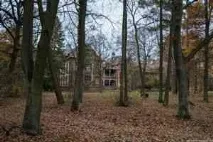 Занедбані будинки в лісі, Світ невидимого будинки