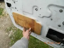 Закриваємо технічні отвори у дверях закриваємо