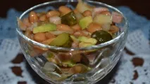 Салат з копченою куркою, авокадо та квасолею ✾ куркою