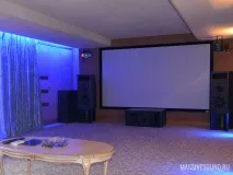Домашні кінотеатри з проектором та екраном домашні