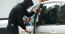 Якщо ви побачили монету на дверях авто – дійте негайно! дверях