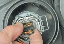Як поміняти лампи у фарах автомобіля (Лада Пріора) лампи