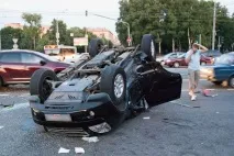Як вибратися з потопаючого або перевернутого авто тому