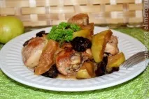 Курячі гомілки, тушковані з яблуками та чорносливом, За чашкою чаю тушковані