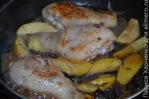Курячі гомілки, тушковані з яблуками та чорносливом, За чашкою чаю гомілки
