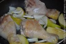 Курячі гомілки, тушковані з яблуками та чорносливом, За чашкою чаю яблуками