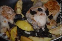 Курячі гомілки, тушковані з яблуками та чорносливом, За чашкою чаю чорносливом
