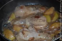 Курячі гомілки, тушковані з яблуками та чорносливом, За чашкою чаю чорносливом
