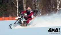 Мотоцикл з лижею та гусеницею гусеницею