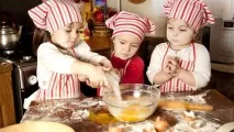 Чи потрібно вчити дитину готувати їжу готувати