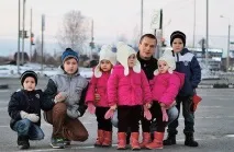 Після смерті дружини він поодинці вирощував 6 дітей вирощував