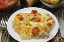 Свинина запечена з цибулею, сиром та помідорами черрі. свинина
