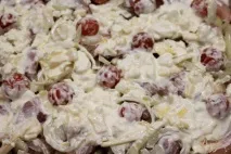 Свинина запечена з цибулею, сиром та помідорами черрі. цибулею