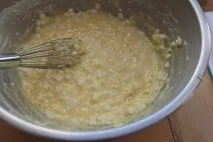 Сирна шарлотка з яблуками в духовці сирна
