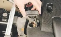 Заміна масла та масляного фільтра у двигуні автомобіля Nissan Qashqai 2007 масляного