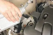 Заміна масла та масляного фільтра у двигуні автомобіля Nissan Qashqai 2007 масла